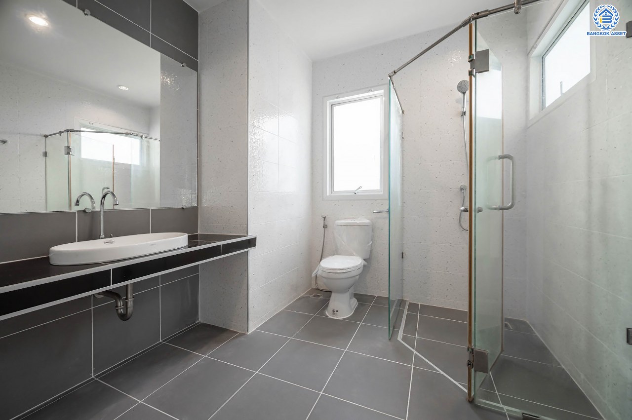 บ้านมือสองตกแต่งใหม่ โครงการ บางกอก บูเลอวาร์ด รามอินทรา แบรนด์ SC Asset เนื้อที่ 55.20 ตร.ว. ฟังก์ชัน 3 ห้องนอน 3 ห้องน้ำ ที่จอดรถ 2 คัน บนทำเลแห่งการเดินทาง เชื่อมต่อถนนรามอินทรา, ถนนรัชดา-รามอินทรา ใกล้จุดขึ้น "ทางด่วนรามอินทรา" รถไฟฟ้าสายสีชมพู "สถานีวงแหวนรามอินทรา" และ ใกล้ห้างแฟชั่น ไอส์แลนด์